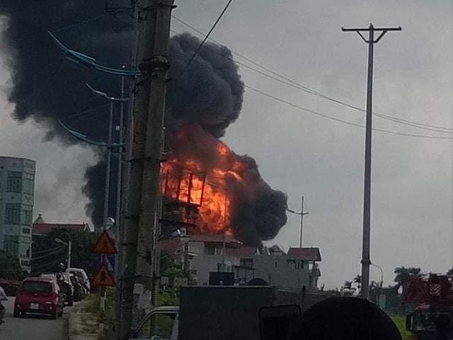 Hà Nội: Cháy lớn tại kho hàng ở cảng Đức Giang