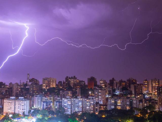 Tia sét dài tới 709 km, xẻ đôi bầu trời Brazil