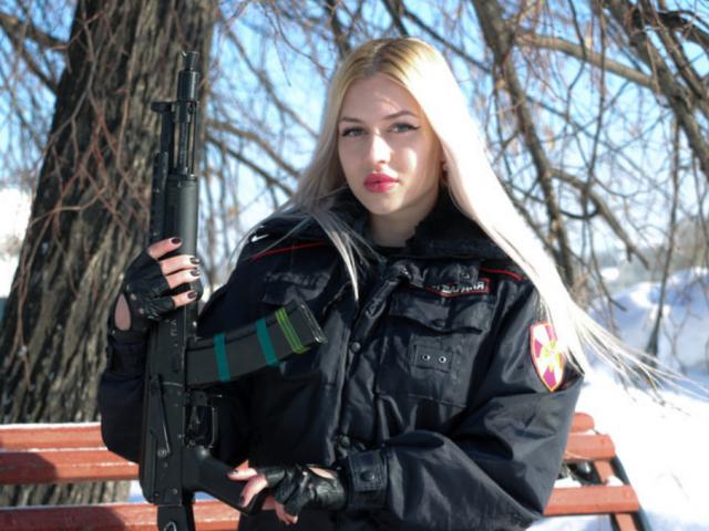 Nữ vệ binh quốc gia xinh đẹp nhất nước Nga nhận tin xấu từ tòa án