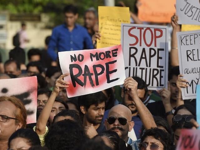 Hai thiếu nữ bị 8 thanh niên kéo vào rừng cưỡng hiếp trong lễ hội ở Ấn Độ