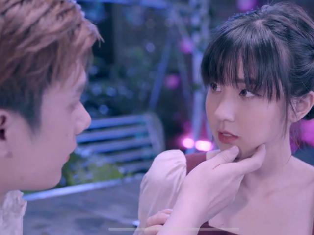 2 hot girl xinh đẹp xuất hiện trong MV mới gây xúc động của Nhật Phong