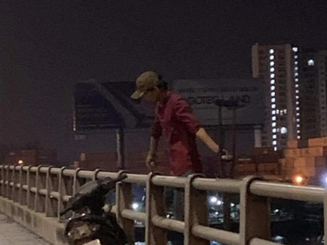CLIP: Ớn lạnh 1 người treo lơ lửng ở lan can cầu Đồng Nai lúc nửa đêm
