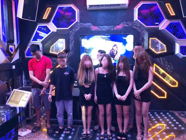 8 cô gái mặc váy ngắn cũn cỡn ”phục vụ” nhóm nam thanh niên trong quán karaoke