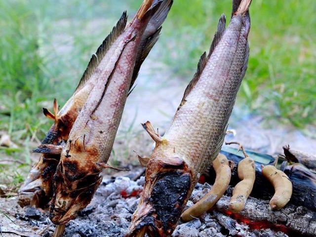 Món cá nướng bên ngoài đen sì, bên trong thơm nức nhất định phải nếm thử khi đến Hậu Giang