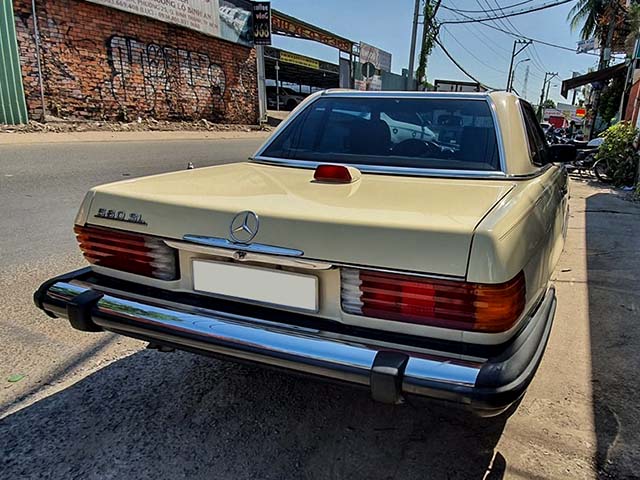 Mercedes-Benz 560SL độc nhất lăn bánh trên đường phố Việt