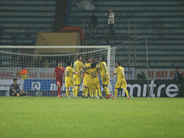 Trực tiếp bóng đá Bình Dương - Nam Định: Bất ngờ khả năng Nam Định đua vô địch