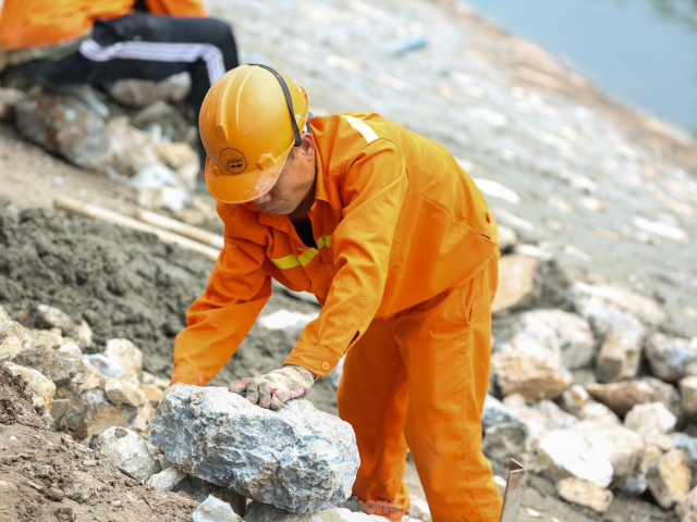 Hệ thống cống ngầm gom nước thải 'giải cứu' sông Tô Lịch được lắp đặt ra sao?