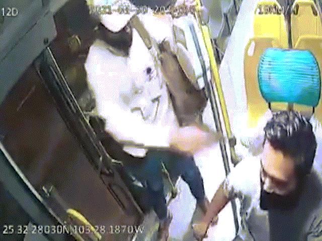 Video: Bị cướp gí súng vào đầu, tài xế xe buýt Mexico có phản ứng khó tin