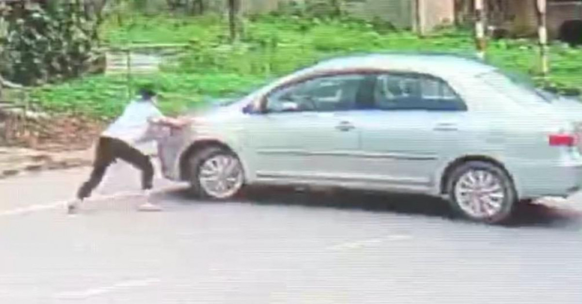 Bé gái 15 tuổi liều chặn xe hơi để bắt cướp