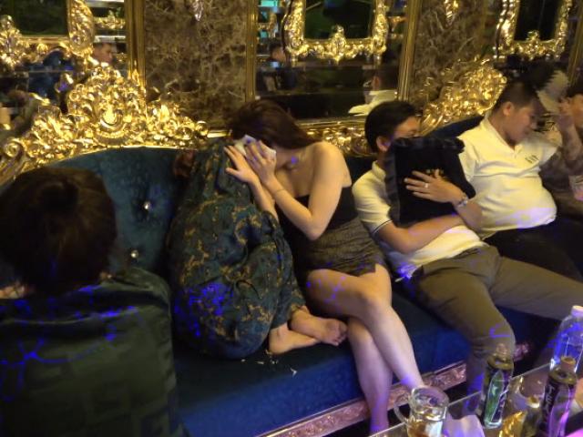Clip: Sau vụ nổ súng kinh hoàng, karaoke XO ở Tiền Giang lại có “biến”