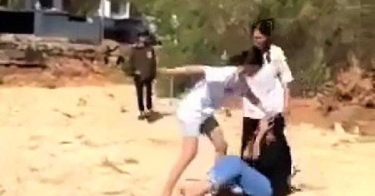 Xúc động clip nhóm nữ sinh cấp 2 ở Lâm Đồng kéo ra nghĩa trang đánh nhau
