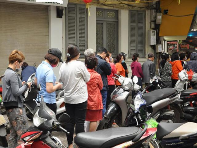 Hàng trăm người đua nhau xếp hàng dài chờ vài giờ chỉ để mua bánh trôi, bánh chay tại Hà Nội