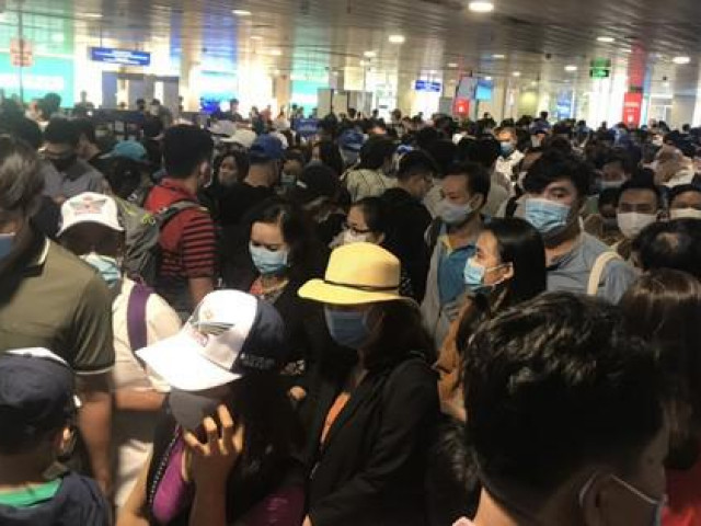 Hàng ngàn khách xếp hàng dài chờ soi chiếu ở sân bay Tân Sơn Nhất sáng sớm 15-4