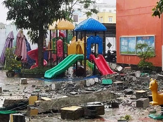 Khối bê tông “khủng” đổ sập xuống sân trường mầm non ở Sài Gòn, địa phương nói gì?