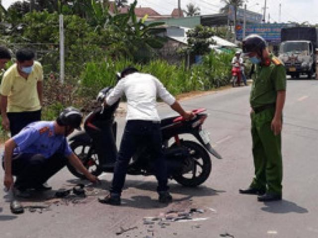 Video: Va chạm ngã ra đường, 2 người bị ô tô đi ngược chiều tông tử vong