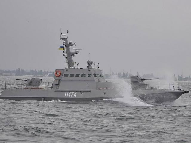 3 tàu pháo Ukraine dọa nổ súng nhằm vào tàu tuần tra Nga
