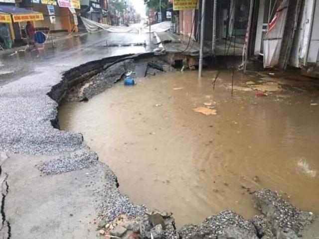 Sau trận mưa lớn, “hố tử thần” ở Hà Nội tiếp tục lan rộng ra tỉnh lộ 419
