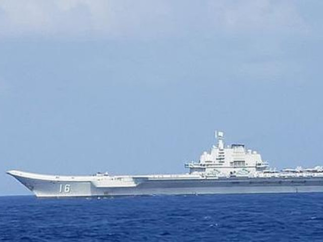 Tàu khu trục Mỹ bám sát tàu sân bay Trung Quốc trên biển Đông