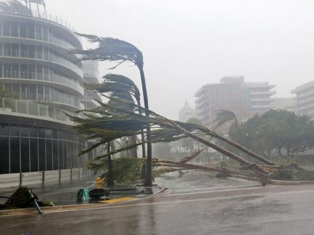 Xuất hiện siêu bão Surigae cực mạnh, gió giật trên cấp 17 gần Biển Đông