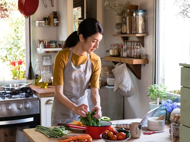 Bị nhà chồng bắt dậy sớm đi chợ, nàng dâu làm cách này khiến ai cũng ”khóc thét”