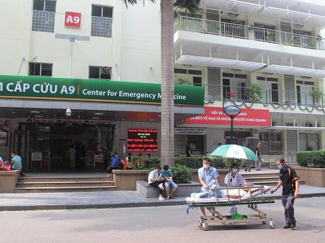 Phía sau những ồn ào ở Bệnh viện Bạch Mai: Người bệnh được lợi gì?