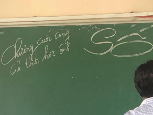 Thầy giáo ghi 7 chữ trên chiếc bảng xanh khiến học trò bên dưới rưng rưng