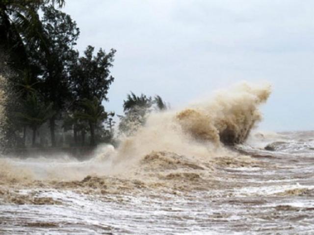 Siêu bão Surigae giật trên cấp 17 sắp đổi hướng, gây sóng cao ở Biển Đông