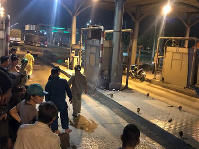 Tai nạn thương tâm, người chạy xe máy văng vào cabin trạm thu phí cầu Đồng Nai