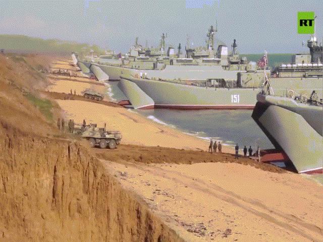 Video: Binh sĩ Nga đưa xe bọc thép lên tàu đổ bộ, lần lượt rời Crimea sau lệnh rút quân