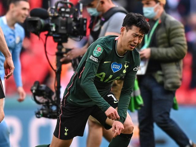Tottenham thua Man City: Son Heung Min lại khóc, fan nổ ra tranh cãi