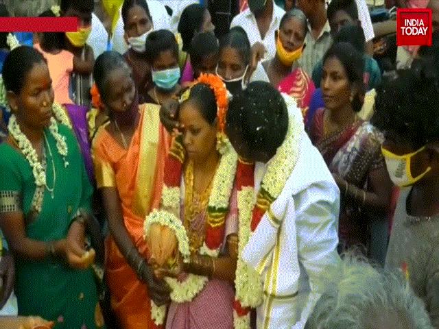 Ấn Độ: COVID-19 ngoài tầm kiểm soát, các cặp đôi vẫn tưng bừng kết hôn trên phố