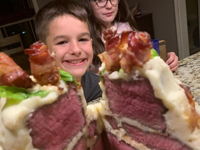 Cậu bé vỡ òa trước chiếc bánh sinh nhật từ nguyên liệu 100% thịt tươi