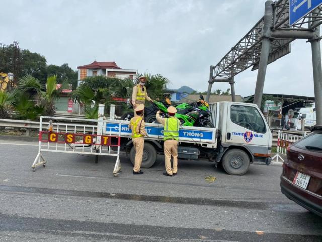 CSGT bắt giữ 9 xe phân khối lớn đi vào cao tốc Hà Nội – Thái Nguyên