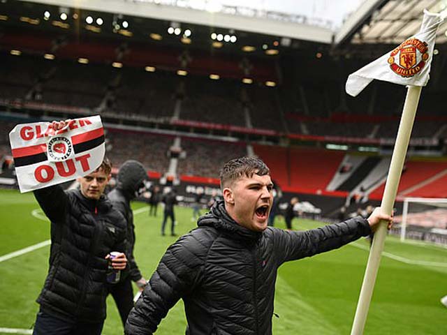 Trận MU - Liverpool bị hoãn vì CĐV biểu tình, huyền thoại lo có án mạng