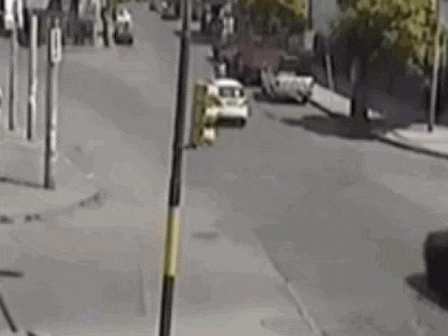 Clip: Gây tai nạn, tài xế taxi còn tranh thủ ”hôi tiền” của nạn nhân