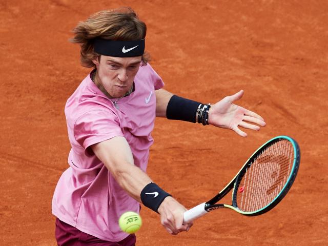 Nóng nhất Madrid Open: Rublev ngược dòng, Thiem khởi đầu tưng bừng sau 2 tháng nghỉ 