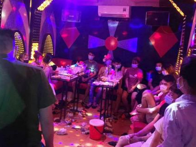 Bắt quả tang 13 nam nữ bay lắc trong quán karaoke giữa dịch Covid-19
