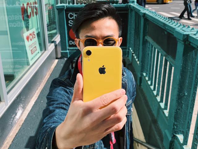 Giá iPhone XR mới nhất 2021 và liệu còn phù hợp để mua?