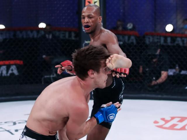 ”Người nhện” MMA tái xuất, tung cú đá khiến đối thủ thua đau đớn