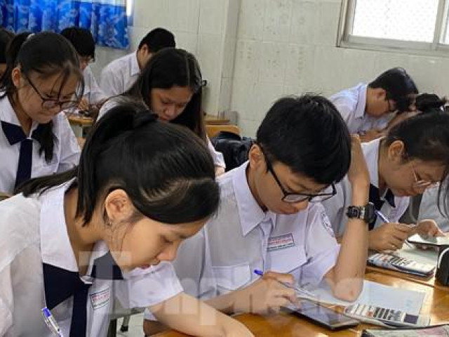 Nghỉ học vì dịch COVID-19: Học sinh cuối cấp lo 'sốt vó', trường ôn tập thế nào?