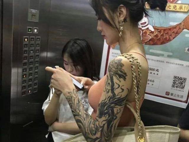 ”Nữ thần xăm trổ” bị chụp trộm trong thang máy hút 1 triệu fan vì đẹp và gu mặc nhẹ nhàng