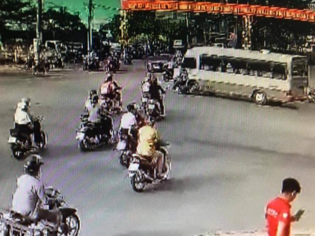 Video: Xe khách ”xé gió” qua nút giao, hai người đi xe máy thương vong