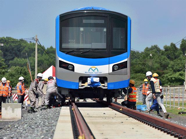 Ảnh: Khoảnh khắc xe cẩu “khủng” đặt toa tàu metro 37 tấn lên đường ray