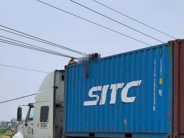 Trèo lên gỡ dây điện, tài xế container bị điện giật tử vong trên thùng xe