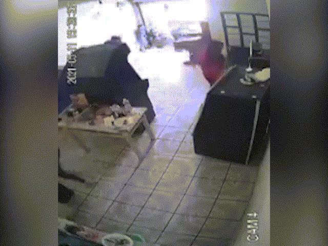 Video: Hãi hùng cảnh sát thủ bước vào cửa hàng, bắn chết hai vợ chồng ở Mexico