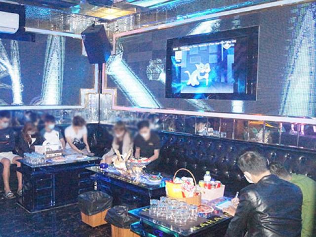 Quán karaoke lén lút hoạt động trong mùa dịch với gần 100 khách