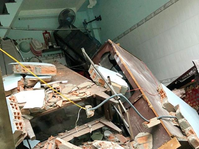 2 căn nhà ở Sài Gòn bất ngờ đổ sập, nhiều người tháo chạy thoát thân