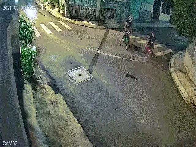 Clip: Bất lực chạy theo kẻ cướp xe máy ở Hóc Môn