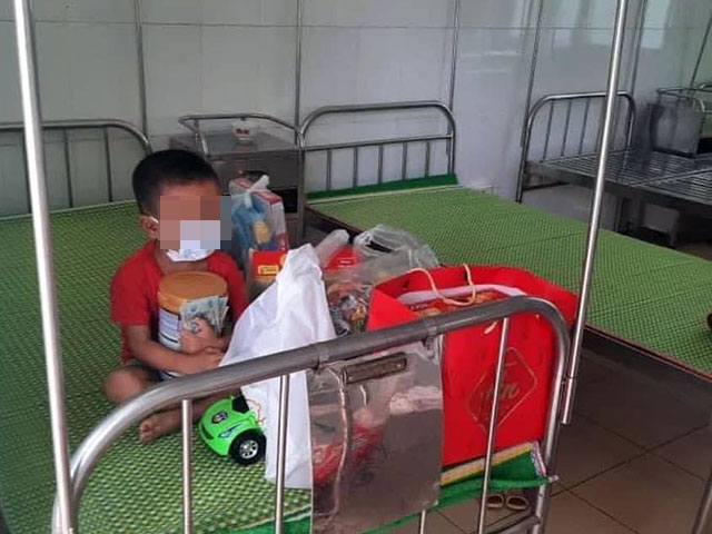 Xót xa hình ảnh bé trai 4 tuổi mắc COVID-19 ôm chặt quà bánh được tặng trên giường bệnh