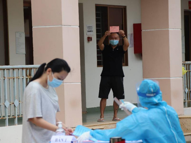 Chuyện một Việt kiều bị mắc COVID-19 bầu cử ở bệnh viện